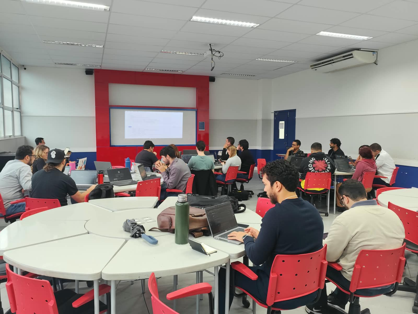 Participantes durante o workshop de Agentes de Dados