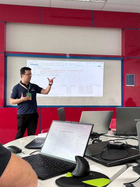 Apresentação de código e SQL durante o workshop de Agentes de Dados