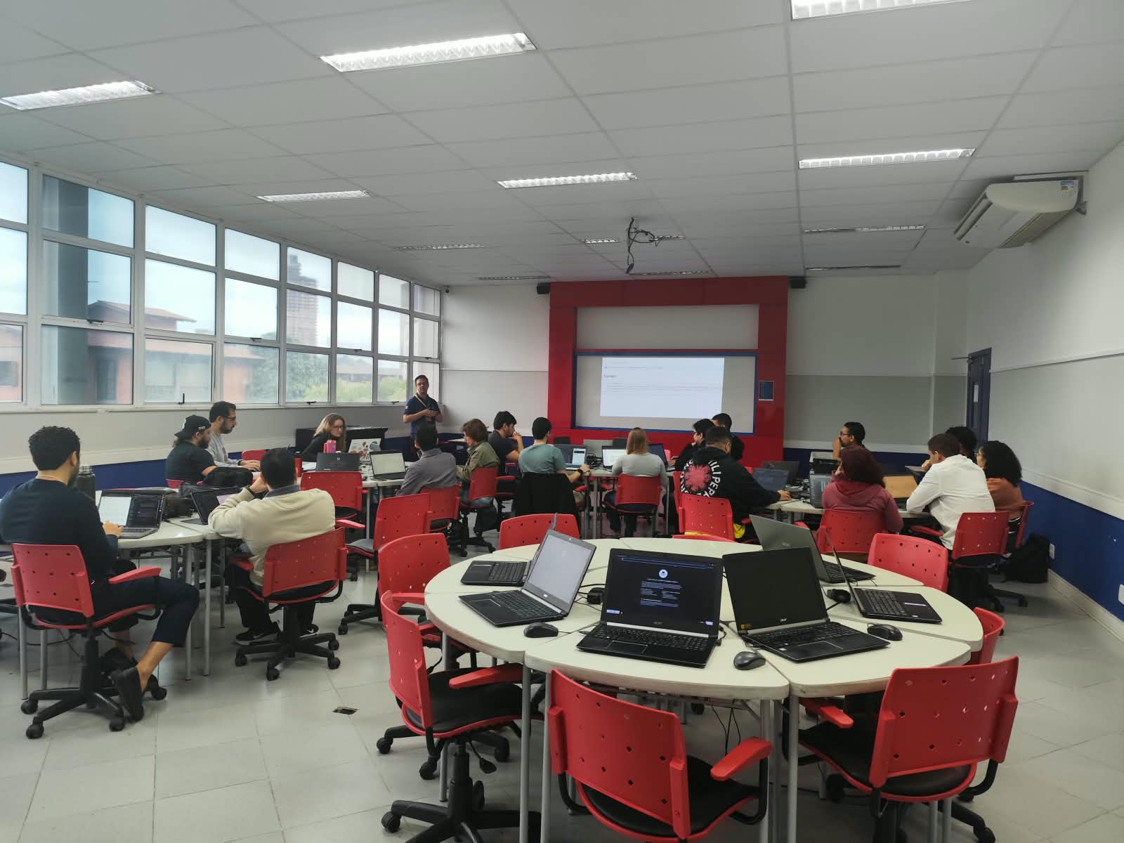 Sala do workshop de Engenharia de Dados durante os exercícios práticos
